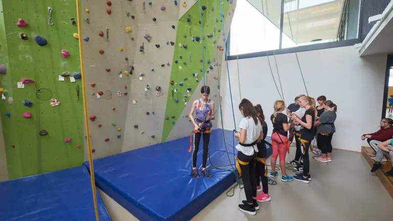 An der Kletterwand