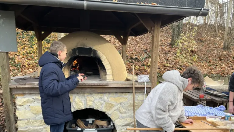 Kooperation mit der Fidelisschule - Lehmbackofen