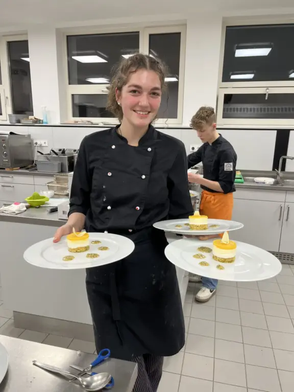 Schuelerin serviert