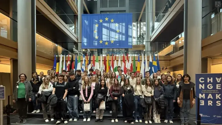 strasbourg 01 stationrsfranzoesisch ca 2025 04 08.7960e24e7b44d155